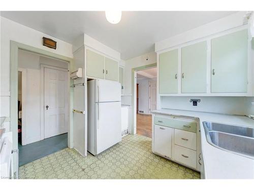 80 South Drive, St. Catharines, ON - Indoor Photo Showing Kitchen With Double Sink