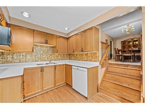 5383 Clive Crescent, Burlington, ON - Indoor Photo Showing Kitchen