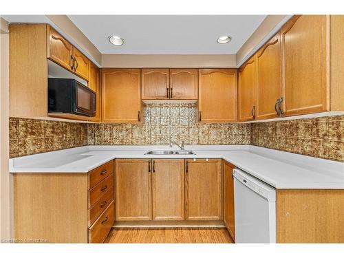 5383 Clive Crescent, Burlington, ON - Indoor Photo Showing Kitchen With Double Sink