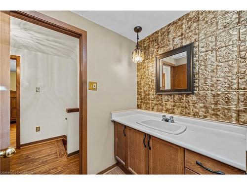 5383 Clive Crescent, Burlington, ON - Indoor Photo Showing Bathroom