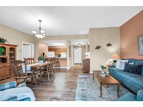 212-317 Lock Street W, Dunnville, ON - Indoor Photo Showing Living Room