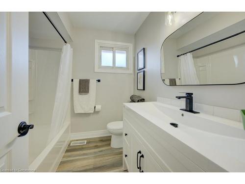 582 Chamberlain Road, Burlington, ON - Indoor Photo Showing Bathroom