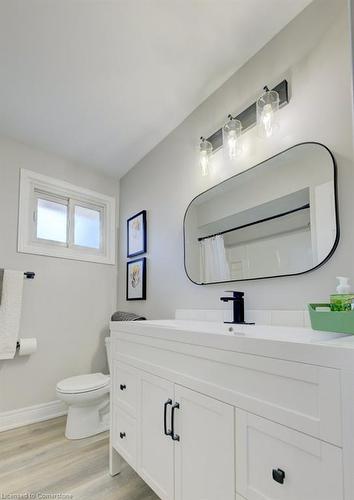 582 Chamberlain Road, Burlington, ON - Indoor Photo Showing Bathroom