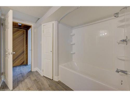 582 Chamberlain Road, Burlington, ON - Indoor Photo Showing Bathroom