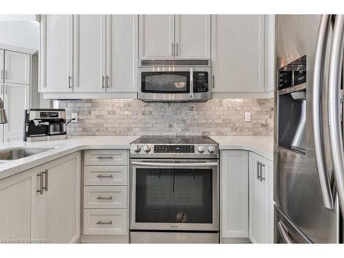 184 Warner Drive, Oakville, ON - Indoor Photo Showing Kitchen With Upgraded Kitchen