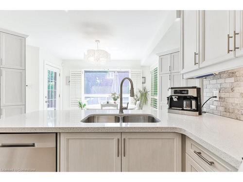 184 Warner Drive, Oakville, ON - Indoor Photo Showing Kitchen With Double Sink With Upgraded Kitchen