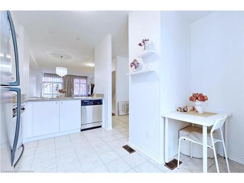 971 Reimer Common, Burlington, ON - Indoor Photo Showing Kitchen