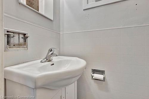 304 Emerald Street N, Hamilton, ON - Indoor Photo Showing Bathroom