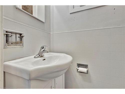 304 Emerald Street N, Hamilton, ON - Indoor Photo Showing Bathroom