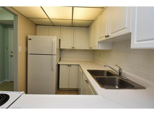 1005-5070 Pinedale Avenue, Burlington, ON - Indoor Photo Showing Kitchen With Double Sink