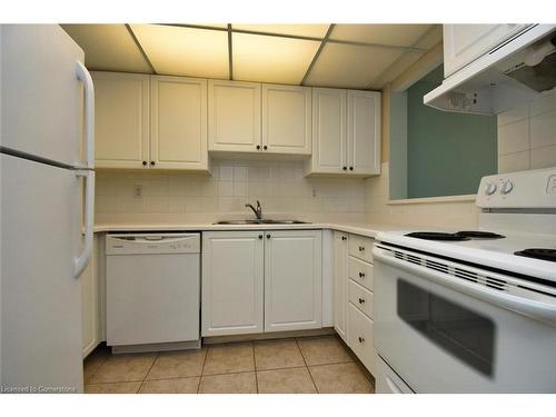 1005-5070 Pinedale Avenue, Burlington, ON - Indoor Photo Showing Kitchen With Double Sink