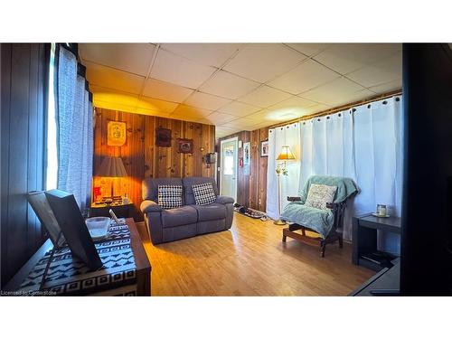 16-43969 Highway 3, Wainfleet, ON - Indoor Photo Showing Living Room