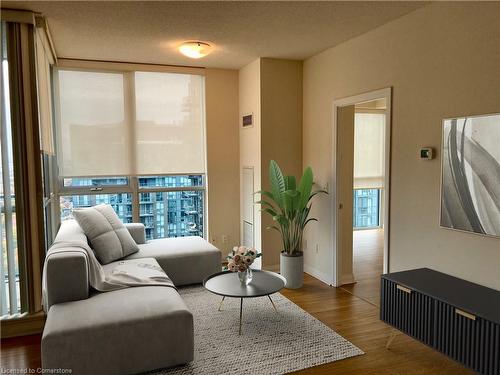 2307-75 Eglinton Avenue W, Mississauga, ON - Indoor Photo Showing Living Room