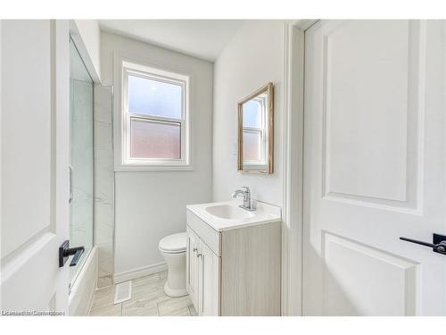 316 Houghton Avenue S, Hamilton, ON - Indoor Photo Showing Bathroom