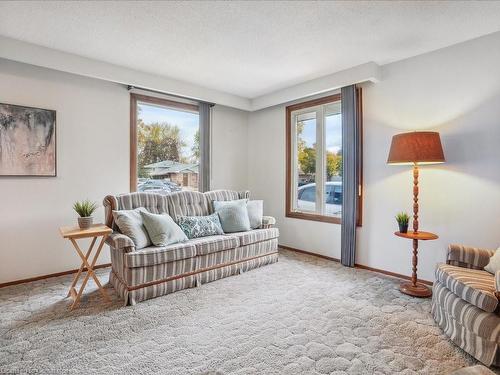 51 Loraine Drive, St. Catharines, ON - Indoor Photo Showing Living Room