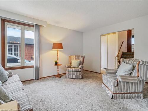 51 Loraine Drive, St. Catharines, ON - Indoor Photo Showing Living Room