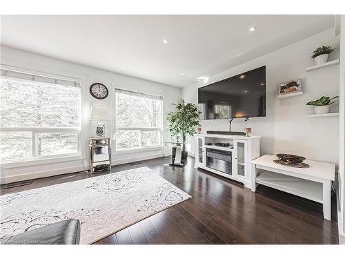 26-1155 Paramount Drive, Stoney Creek, ON - Indoor Photo Showing Living Room