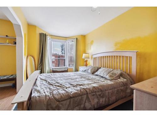 63 Clyde Street, Hamilton, ON - Indoor Photo Showing Bedroom