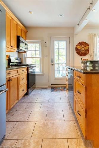 142 Pearl Street S, Hamilton, ON - Indoor Photo Showing Kitchen