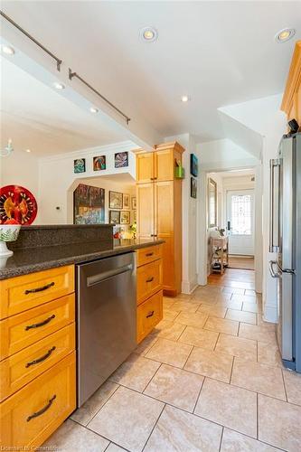 142 Pearl Street S, Hamilton, ON - Indoor Photo Showing Kitchen