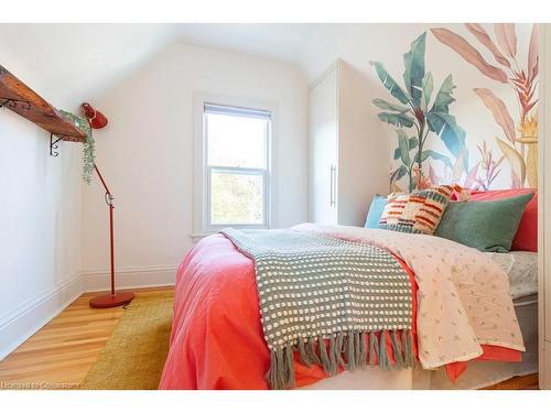 142 Pearl Street S, Hamilton, ON - Indoor Photo Showing Bedroom