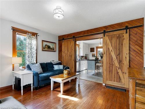 84 Garden Avenue, Brantford, ON - Indoor Photo Showing Living Room