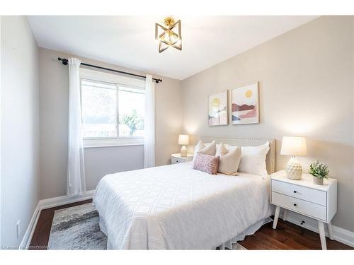 228 Plumtree Drive, Burlington, ON - Indoor Photo Showing Bedroom