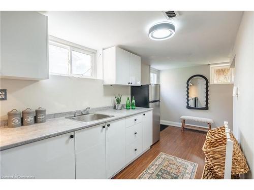 228 Plumtree Drive, Burlington, ON - Indoor Photo Showing Kitchen