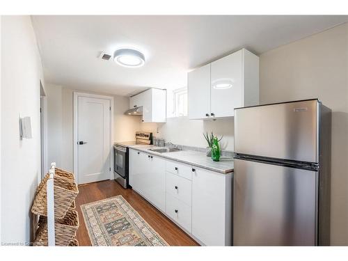 228 Plumtree Drive, Burlington, ON - Indoor Photo Showing Kitchen