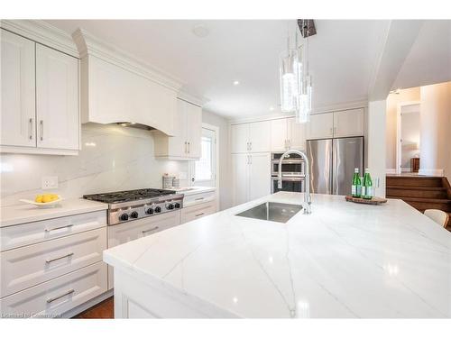 228 Plumtree Drive, Burlington, ON - Indoor Photo Showing Kitchen With Upgraded Kitchen