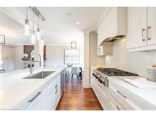 228 Plumtree Drive, Burlington, ON - Indoor Photo Showing Kitchen With Upgraded Kitchen