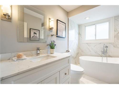 228 Plumtree Drive, Burlington, ON - Indoor Photo Showing Bathroom