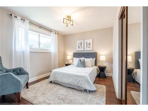 228 Plumtree Drive, Burlington, ON - Indoor Photo Showing Bedroom