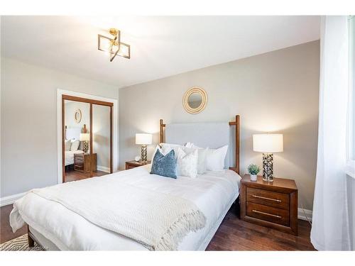 228 Plumtree Drive, Burlington, ON - Indoor Photo Showing Bedroom