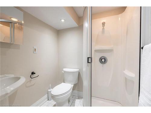 228 Plumtree Drive, Burlington, ON - Indoor Photo Showing Bathroom