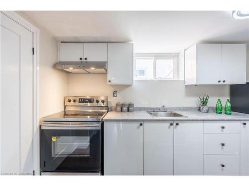 228 Plumtree Drive, Burlington, ON - Indoor Photo Showing Kitchen