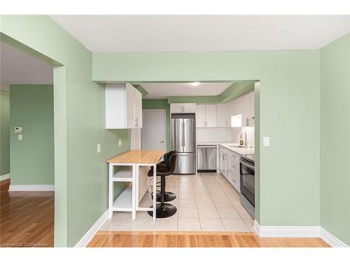 25-100 St Andrews Court, Hamilton, ON - Indoor Photo Showing Kitchen