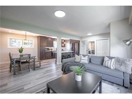 4315 Highway #6 Highway, Glanbrook, ON - Indoor Photo Showing Living Room