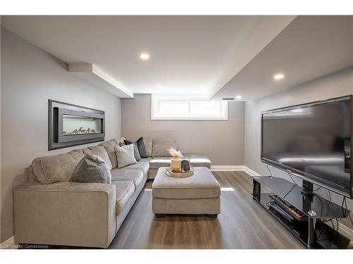 4315 Highway #6 Highway, Glanbrook, ON - Indoor Photo Showing Living Room