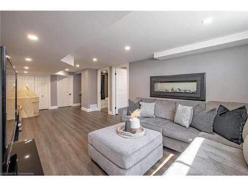 4315 Highway #6 Highway, Glanbrook, ON - Indoor Photo Showing Living Room