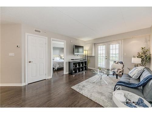 310-1800 Walkers Line, Burlington, ON - Indoor Photo Showing Living Room