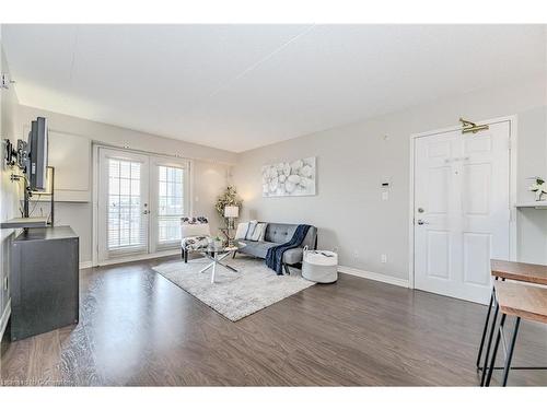 310-1800 Walkers Line, Burlington, ON - Indoor Photo Showing Living Room