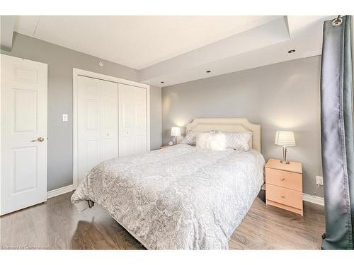 310-1800 Walkers Line, Burlington, ON - Indoor Photo Showing Bedroom