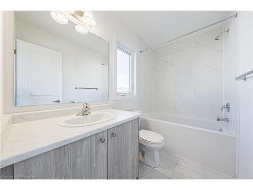 208 Provident Way, Mount Hope, ON - Indoor Photo Showing Bathroom