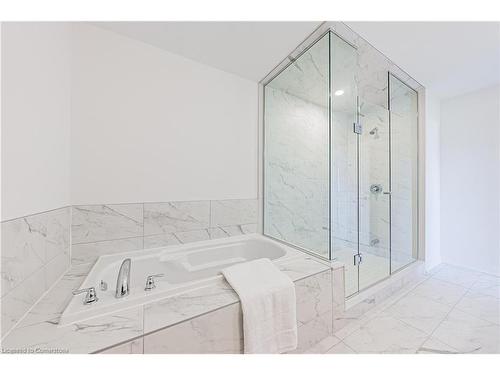 208 Provident Way, Mount Hope, ON - Indoor Photo Showing Bathroom