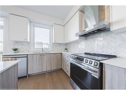 208 Provident Way, Mount Hope, ON - Indoor Photo Showing Kitchen With Upgraded Kitchen