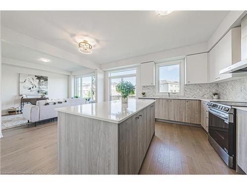 208 Provident Way, Mount Hope, ON - Indoor Photo Showing Kitchen With Upgraded Kitchen