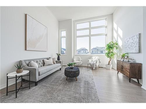 208 Provident Way, Mount Hope, ON - Indoor Photo Showing Living Room