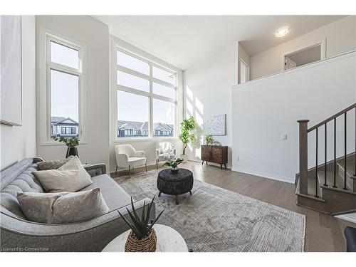 208 Provident Way, Mount Hope, ON - Indoor Photo Showing Living Room