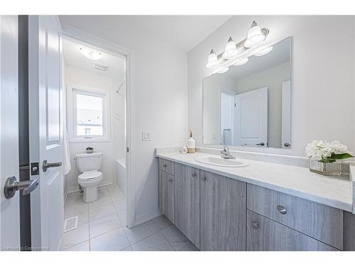 208 Provident Way, Mount Hope, ON - Indoor Photo Showing Bathroom